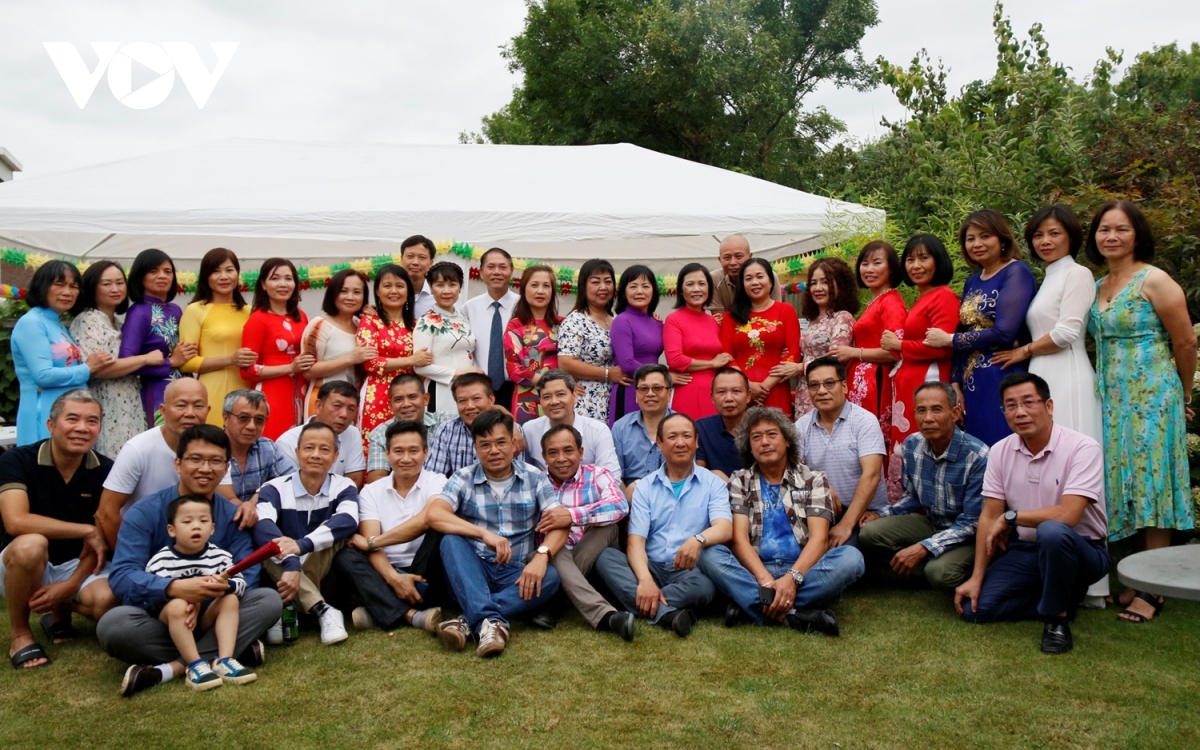 Đại sứ Việt Nam tại Hà Lan thăm bà con người Việt tại Venlo